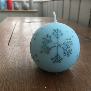 Adventné sviece snehová vločka guľa modrá 8cm