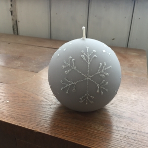 Adventné sviečky snehová vločka guľa šedá 10cm 
