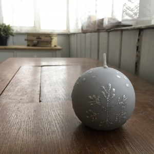 Adventné sviečky snehová vločka guľa šedá 8cm