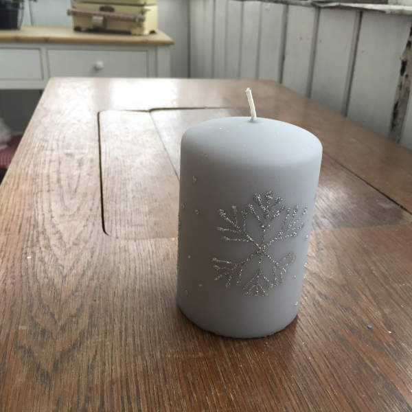 Adventné sviečky snehová vločka valec sivý 7x10cm