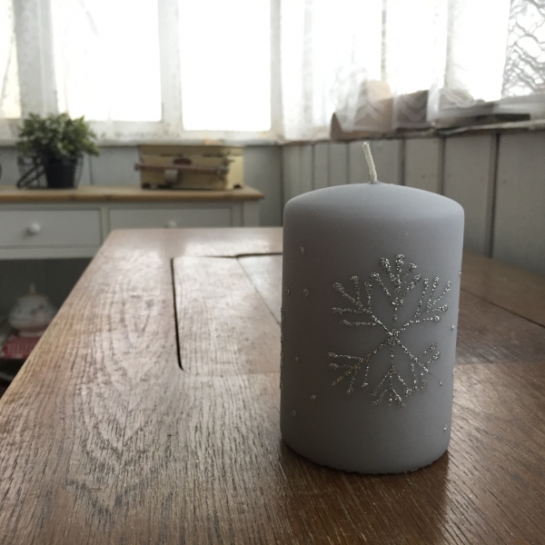 Adventné sviečky snehová vločka valec sivý 7x10cm