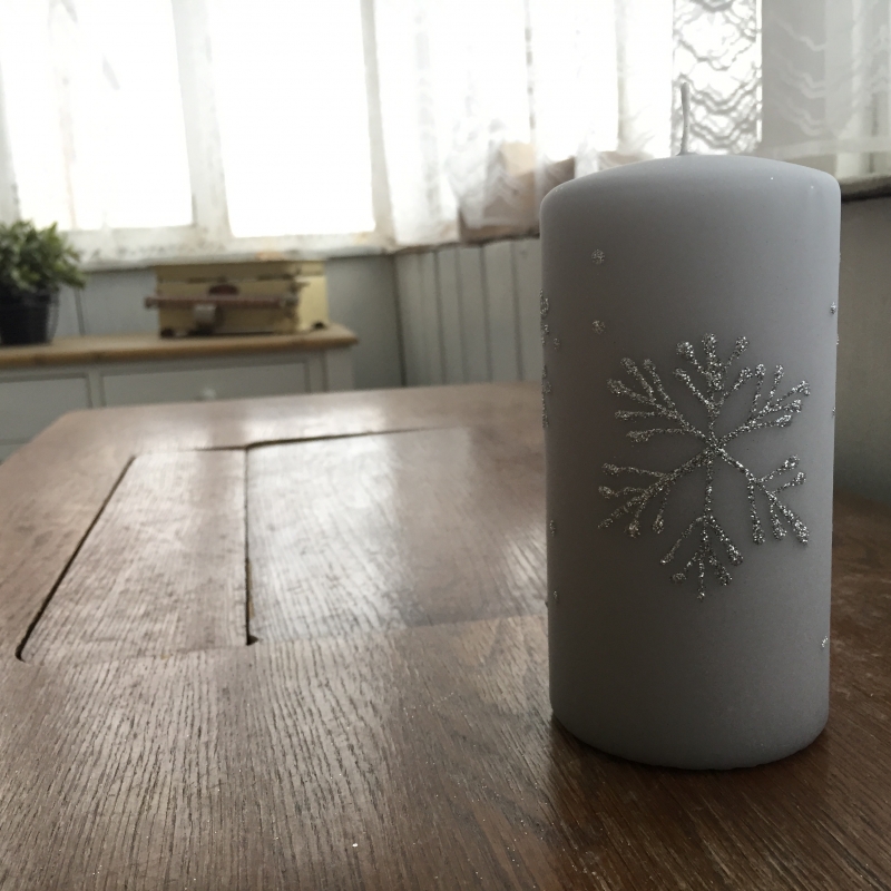 Adventné sviečky snehová vločka valec sivý 7x14cm
