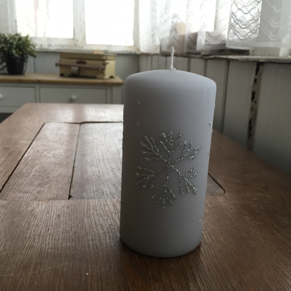 Adventné sviečky snehová vločka valec sivý 7x14cm