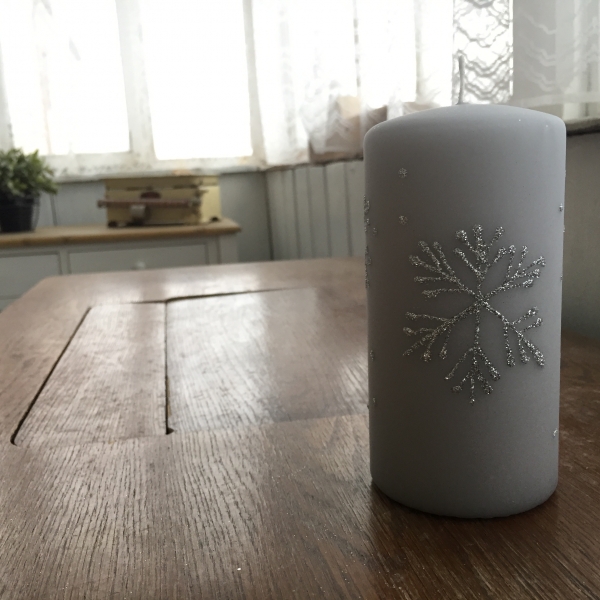 Adventné sviečky snehová vločka valec sivý 7x14cm