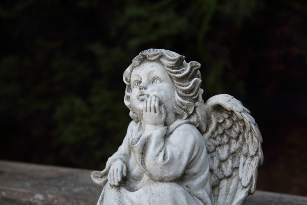 Anjel dekorácia na cintorín