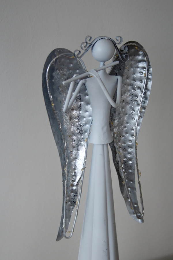 Anjel kovový s flautou LED