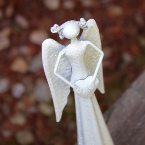 Anjel kovový so srdcom biely trblietavý 25cm