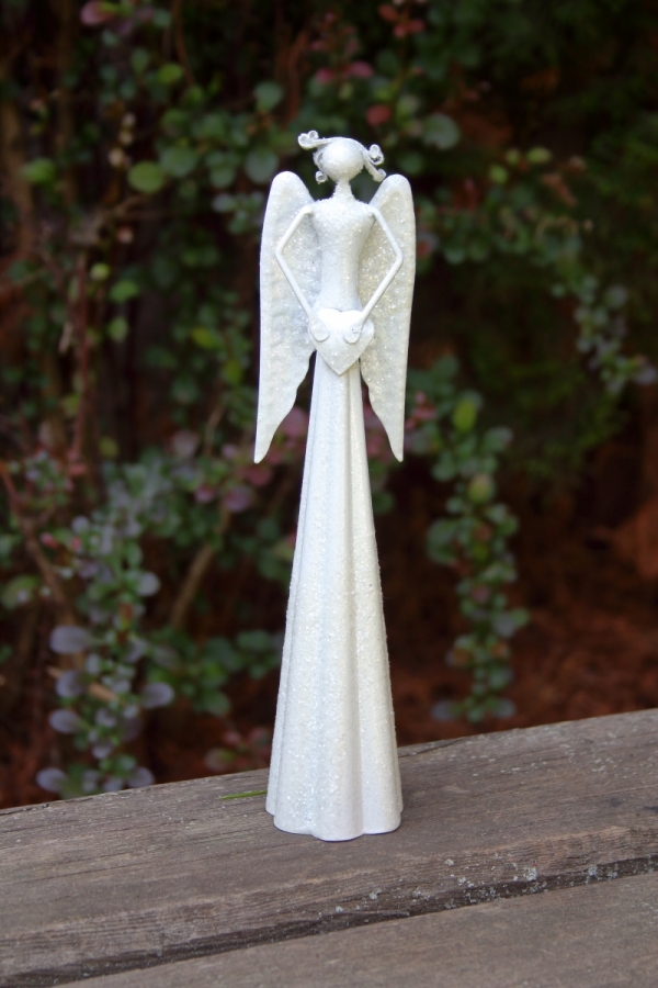 Anjel kovový so srdcom biely trblietavý 25cm