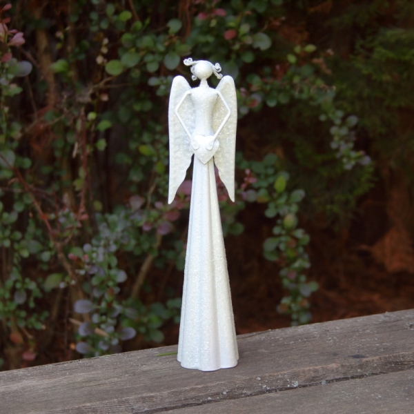 Anjel kovový so srdcom biely trblietavý 25cm