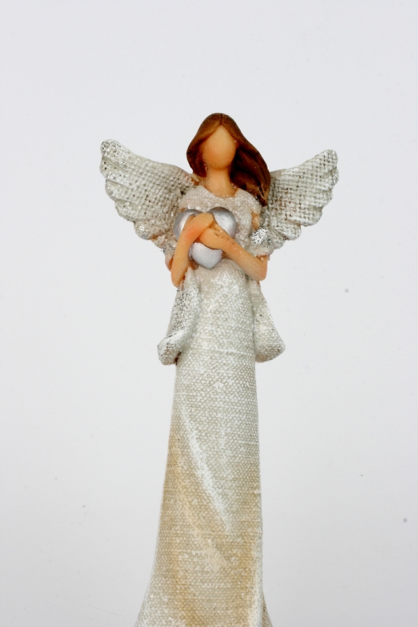 Anjel sa srdcom v dlaniach 18cm