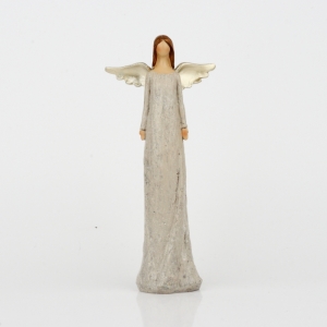 Anjel sa trblietavými šaty a zlatými krídlami