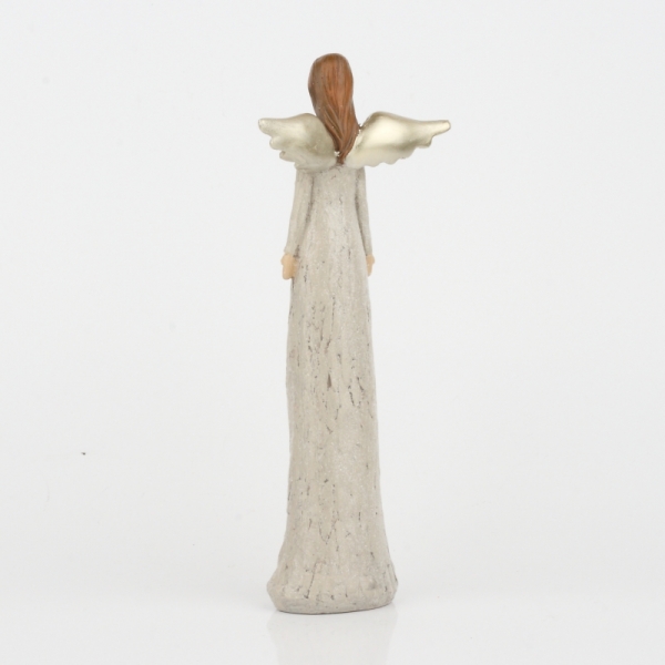 Anjel sa trblietavými šaty a zlatými krídlami