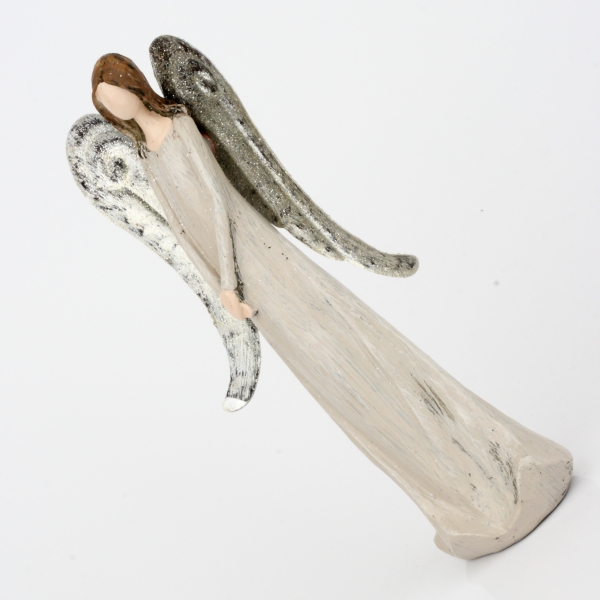 Anjel soška s kovovými krídlami