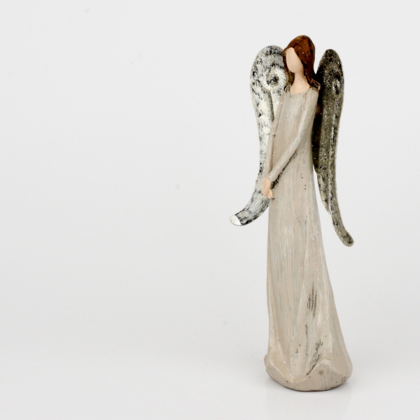 Anjel soška s kovovými krídlami