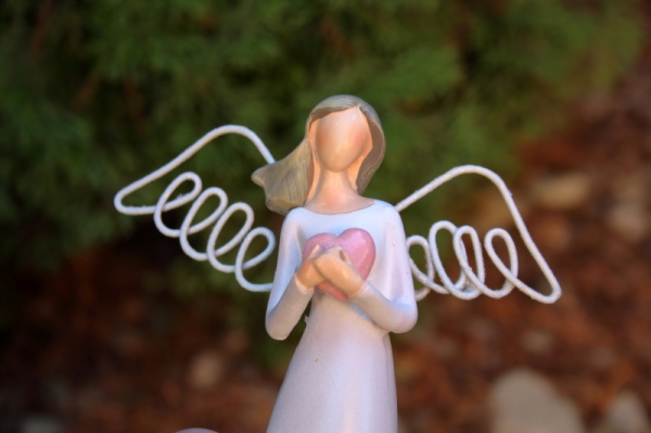 Anjel soška so srdcom 13×21×6,5cm