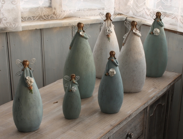 Anjelka v modrých šatách s kyticou 27cm