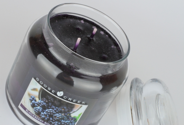 Aromatická sviečka v doze černicovej bourbon Goose Creek 450g