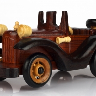 Auto s dreveným volantom 