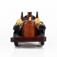 Auto s dreveným volantom 