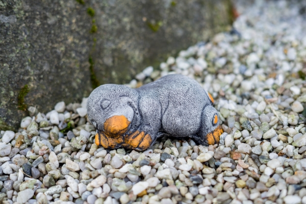 Betónová dekorácie spiace krtek