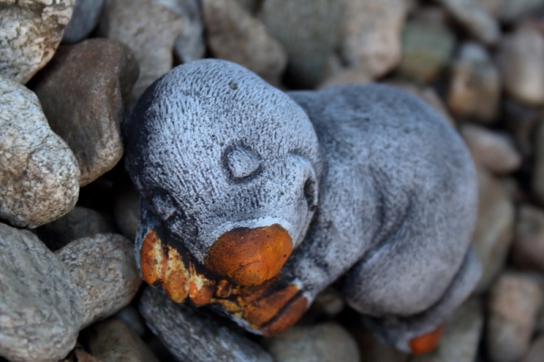 Betónová dekorácie spiace krtek