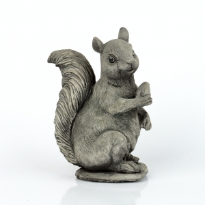 Betónové dekorácie veverička s orieškom 20cm
