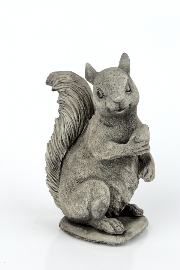 Betónové dekorácie veverička s orieškom 20cm