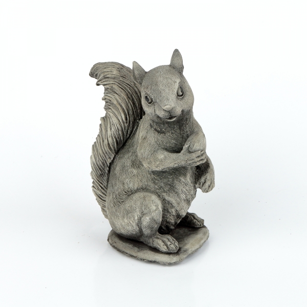 Betónové dekorácie veverička s orieškom 20cm