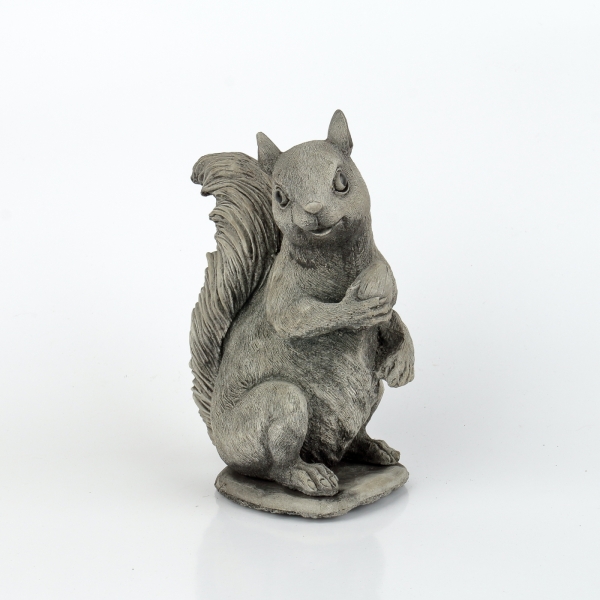 Betónové dekorácie veverička s orieškom 20cm