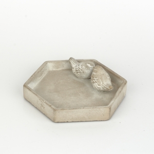 Betónové fontánka s pitnou vodou pre vonkajšie vtáky