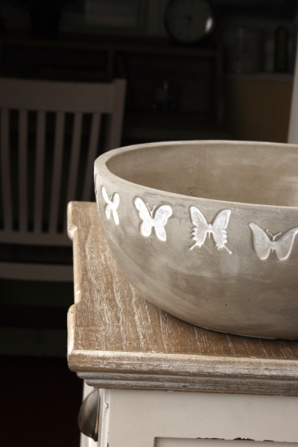 Betónový kvetináč s motýľmi 25cm