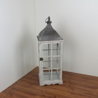 Biela drevená lampáš s kovovou strieškou veľká