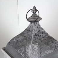 Biela drevená lampáš s kovovou strieškou veľká