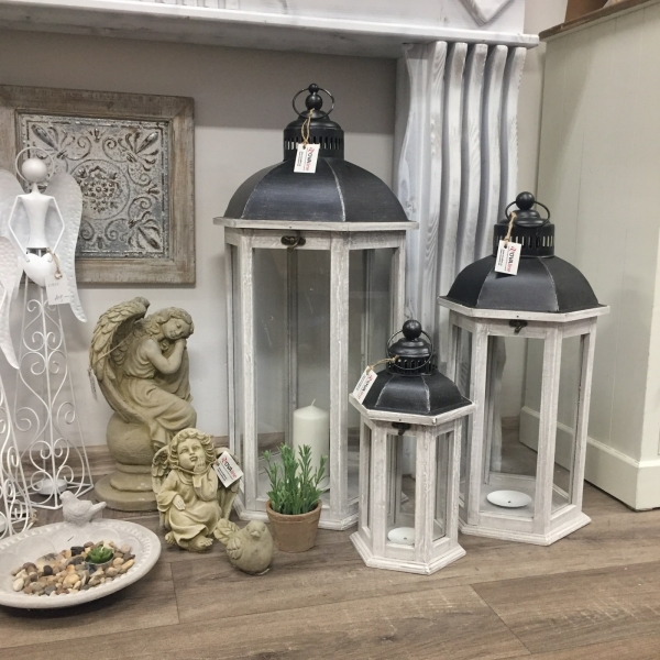 Biely lampáš 27x27x54cm