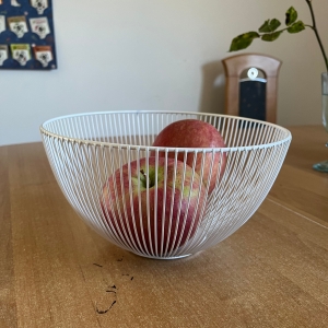 Biely doplnok do kuchyne - kovový košík