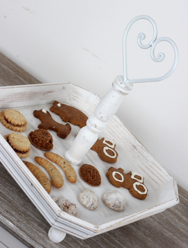 Biely drevený etažér s patinou 31x31cm