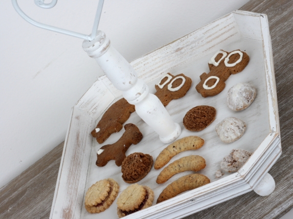 Biely drevený etažér s patinou 31x31cm