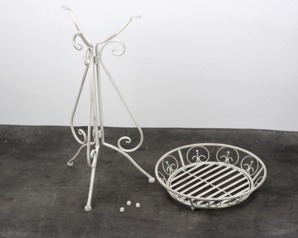 Biely kovový stojan na kvety 64cm 