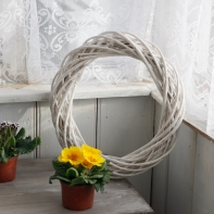 Biely ratanový veniec 35 cm