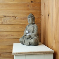 Budha sediaci so skleneným svietnikom 22x16x33cm