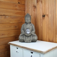 Budha sediaci so skleneným svietnikom 22x16x33cm