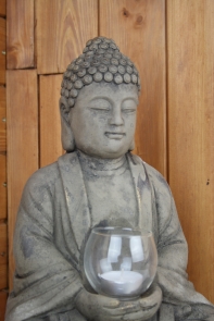 Budha sediaci so skleneným svietnikom 22x16x33cm