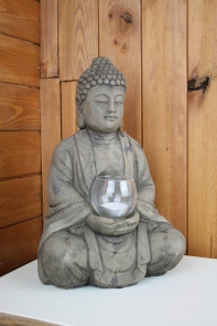 Budha sediaci so skleneným svietnikom 22x16x33cm