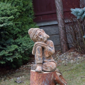 Buddha socha s hlavou na kolene 48cm