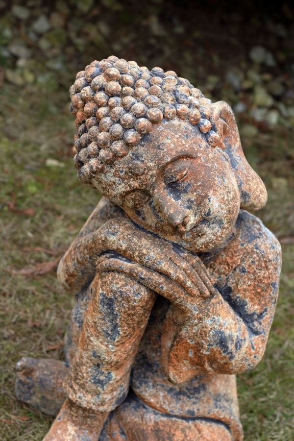 Buddha socha s hlavou na kolene 48cm