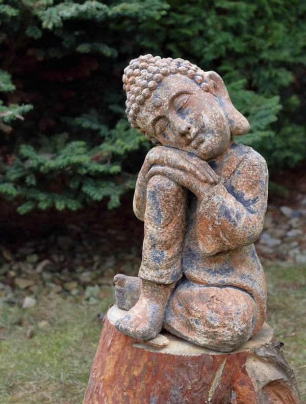 Buddha socha s hlavou na kolene 48cm