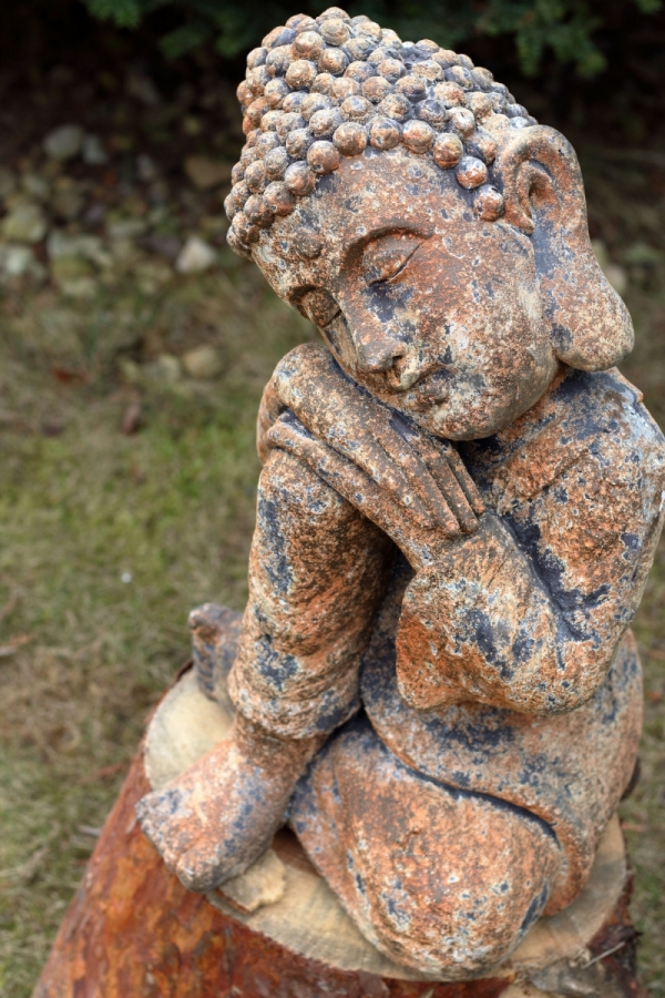 Buddha socha s hlavou na kolene 48cm