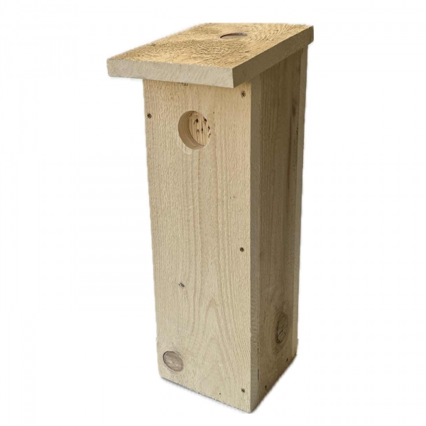 Búdka pre strakapúda a datlá – česká hniezdna dutina z prírodného dreva