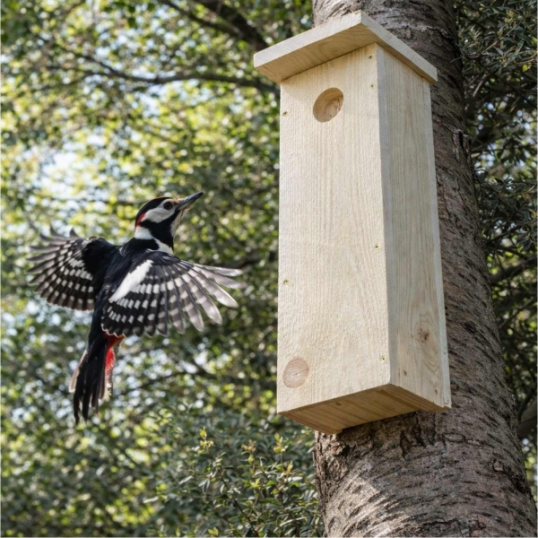 Búdka pre strakapúda a datlá – česká hniezdna dutina z prírodného dreva