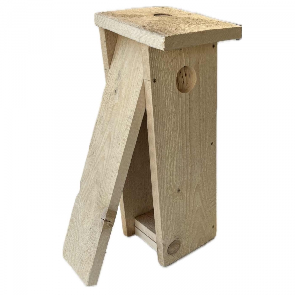 Búdka pre strakapúda a datlá – česká hniezdna dutina z prírodného dreva